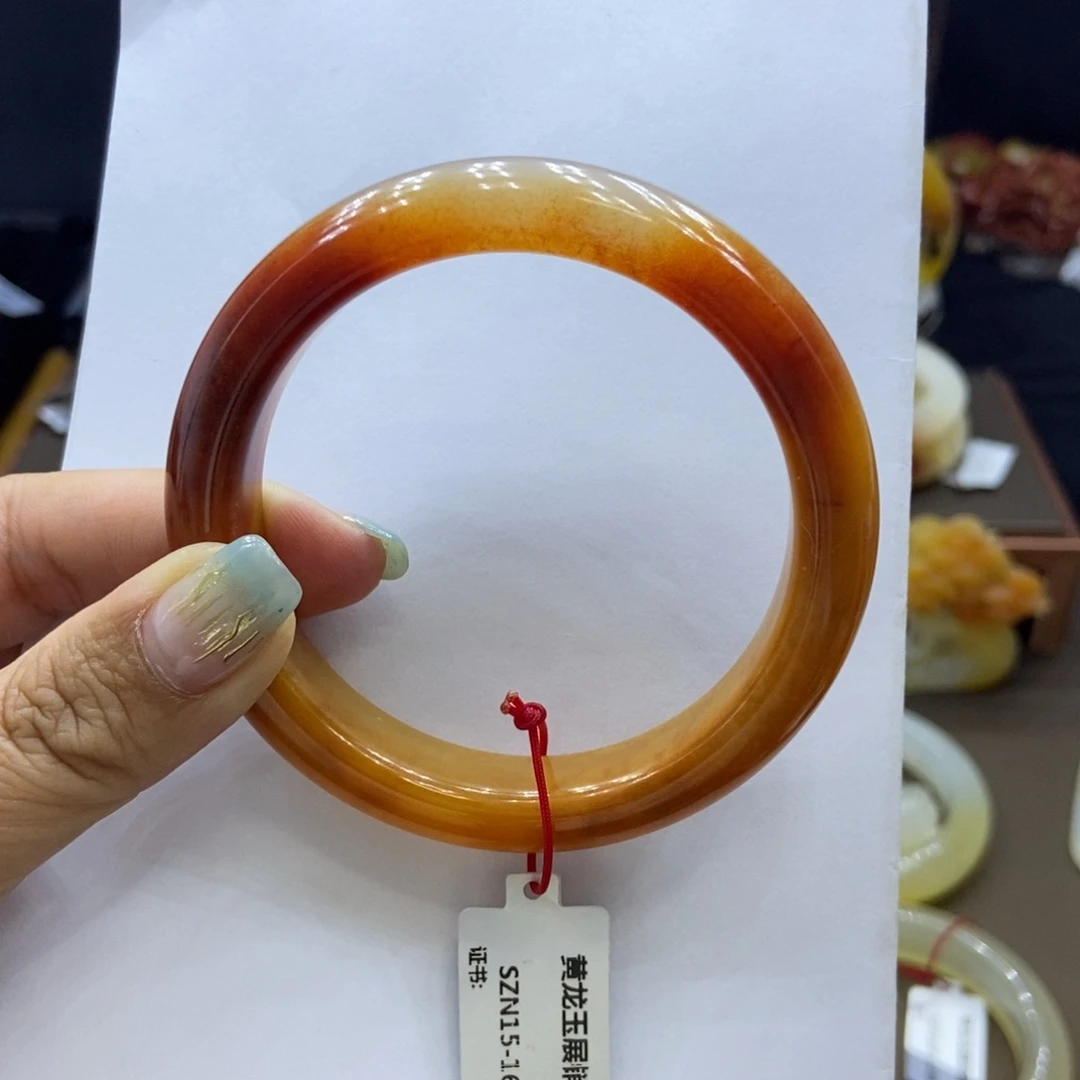 Y***。石英质玉（黄龙玉）未镶嵌珠宝半成品H