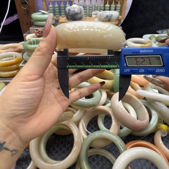 石英岩玉未镶嵌手镯