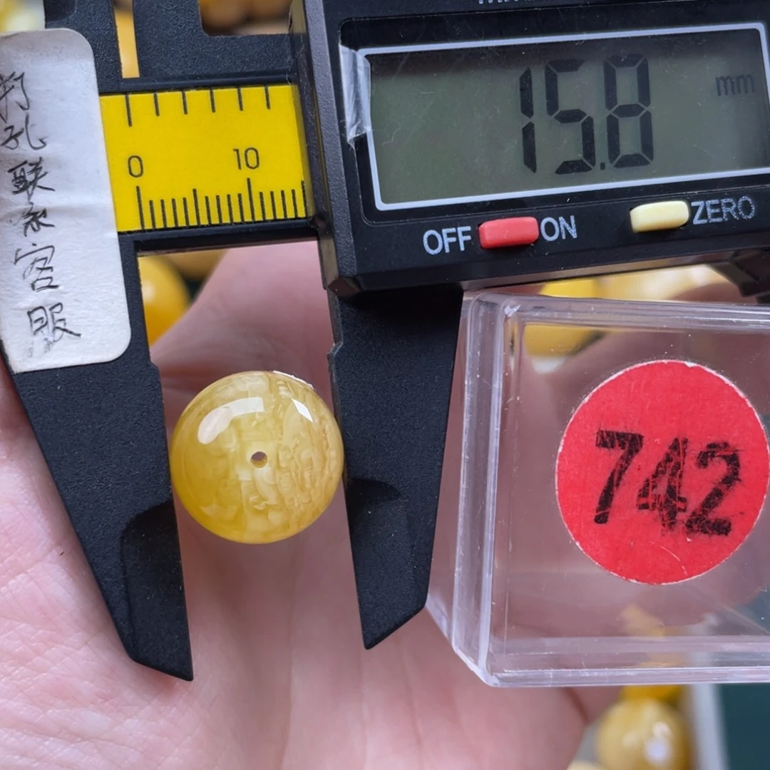 蜜蜡未镶嵌珠宝奇石