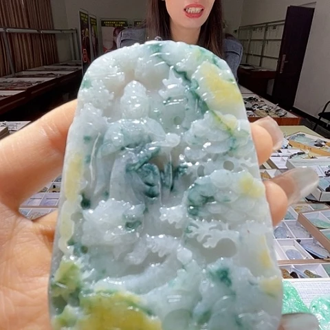 翡翠未镶嵌颈饰一个