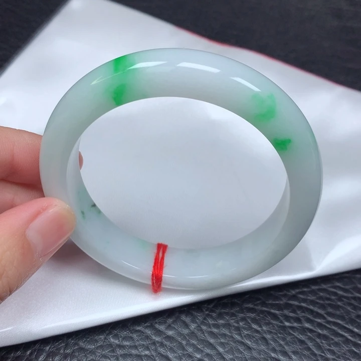 翡翠手镯未镶嵌。