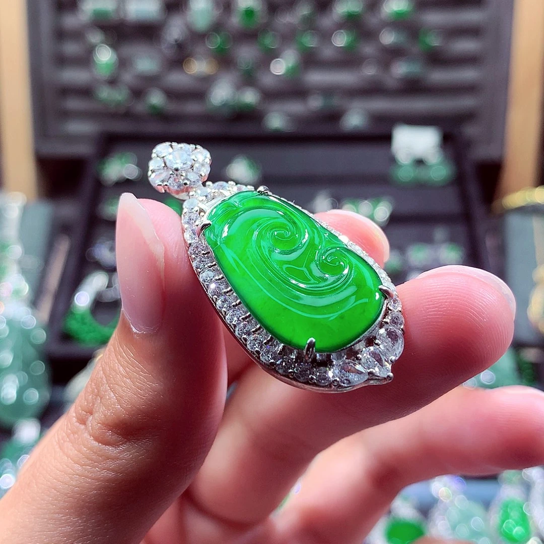 翡翠未镶嵌颈饰挂件