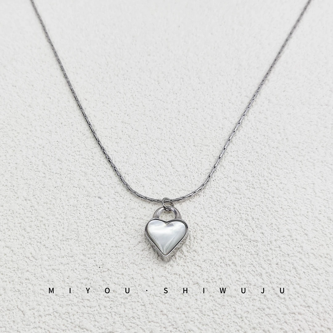 钛钢项链 钛钢银色墨韵白贝尖爱心项链