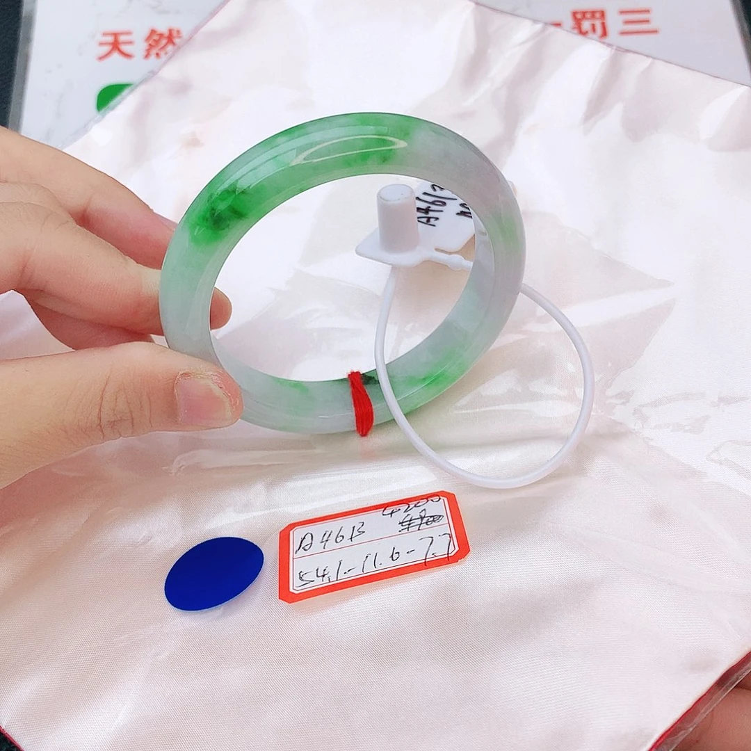 翡翠手镯未镶嵌翡翠