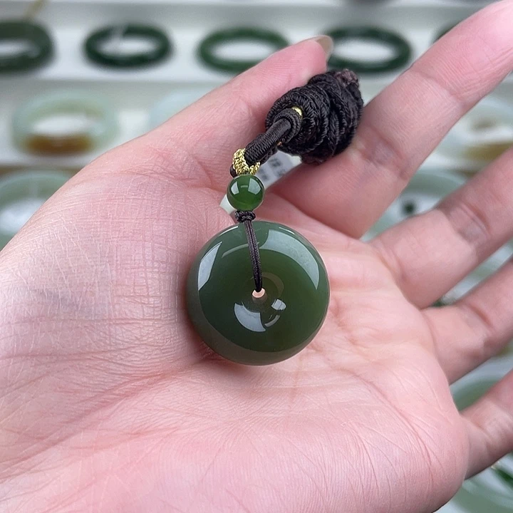 颈饰未镶嵌和田玉（碧玉）