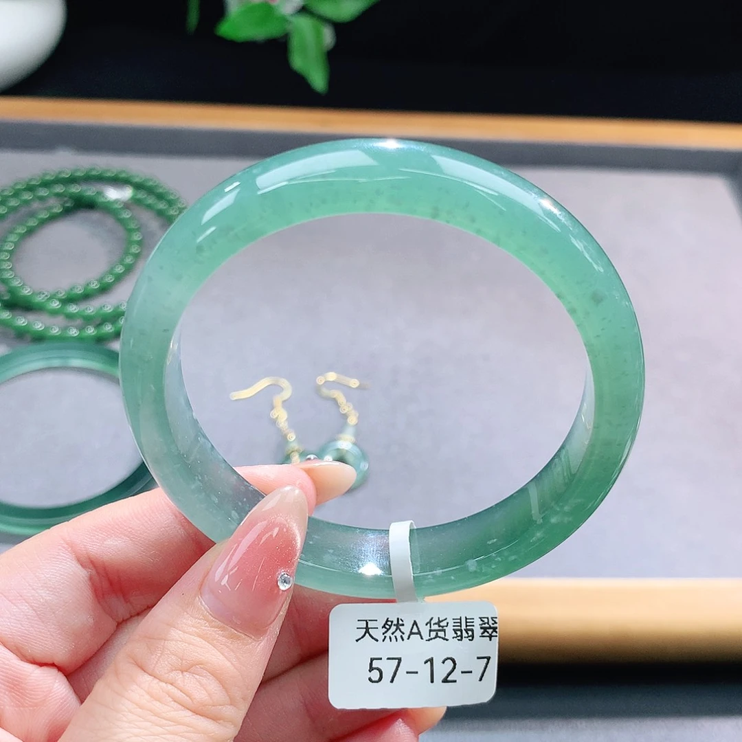 未镶嵌手镯（圆镯）翡翠