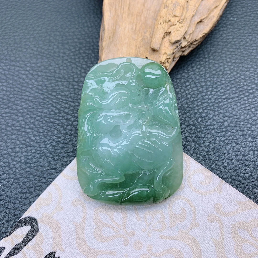 048~天然翡翠A货冰透精雕满绿招财麒麟吊坠气质高贵精美绿色挂件
