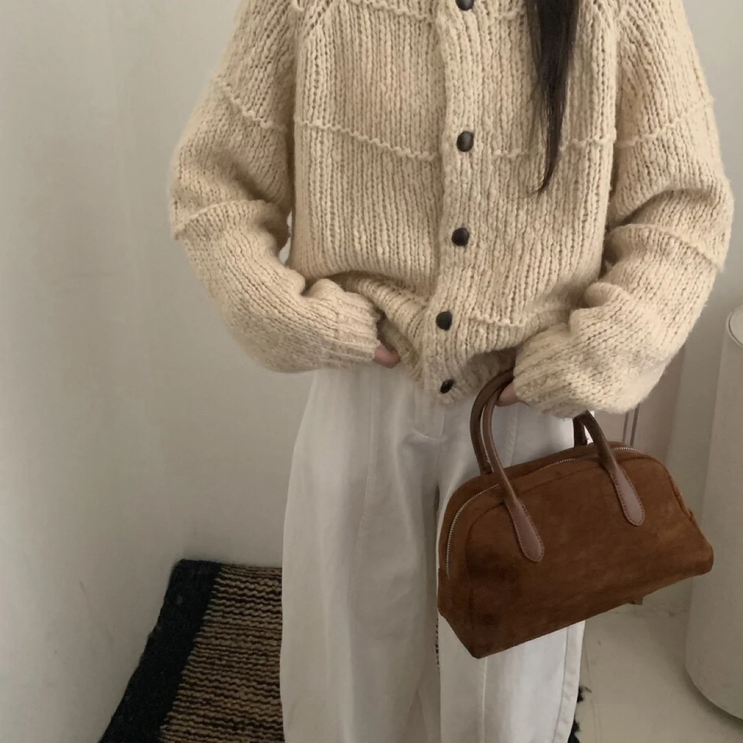 女休闲风圆领加厚款毛衣宽松短款慵懒风