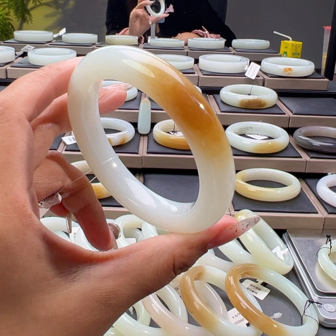 越***好和田玉未镶嵌手镯