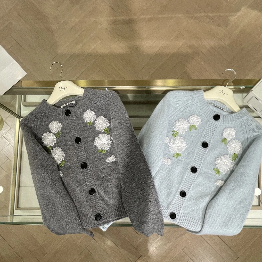 JILLYI南山店【梦幻铃兰】秋季气质两色网纱珍珠花朵长袖针织上衣