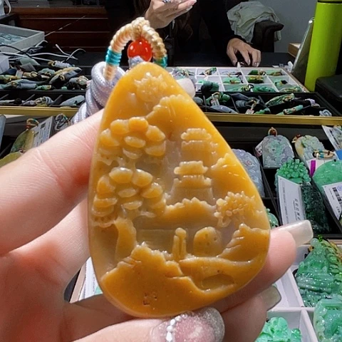 翡翠未镶嵌颈饰一个