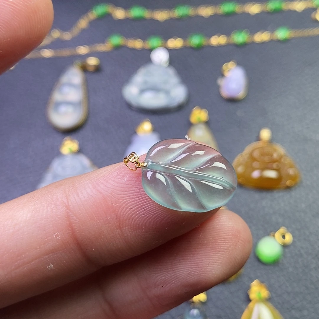 颈饰18K金镶嵌翡翠