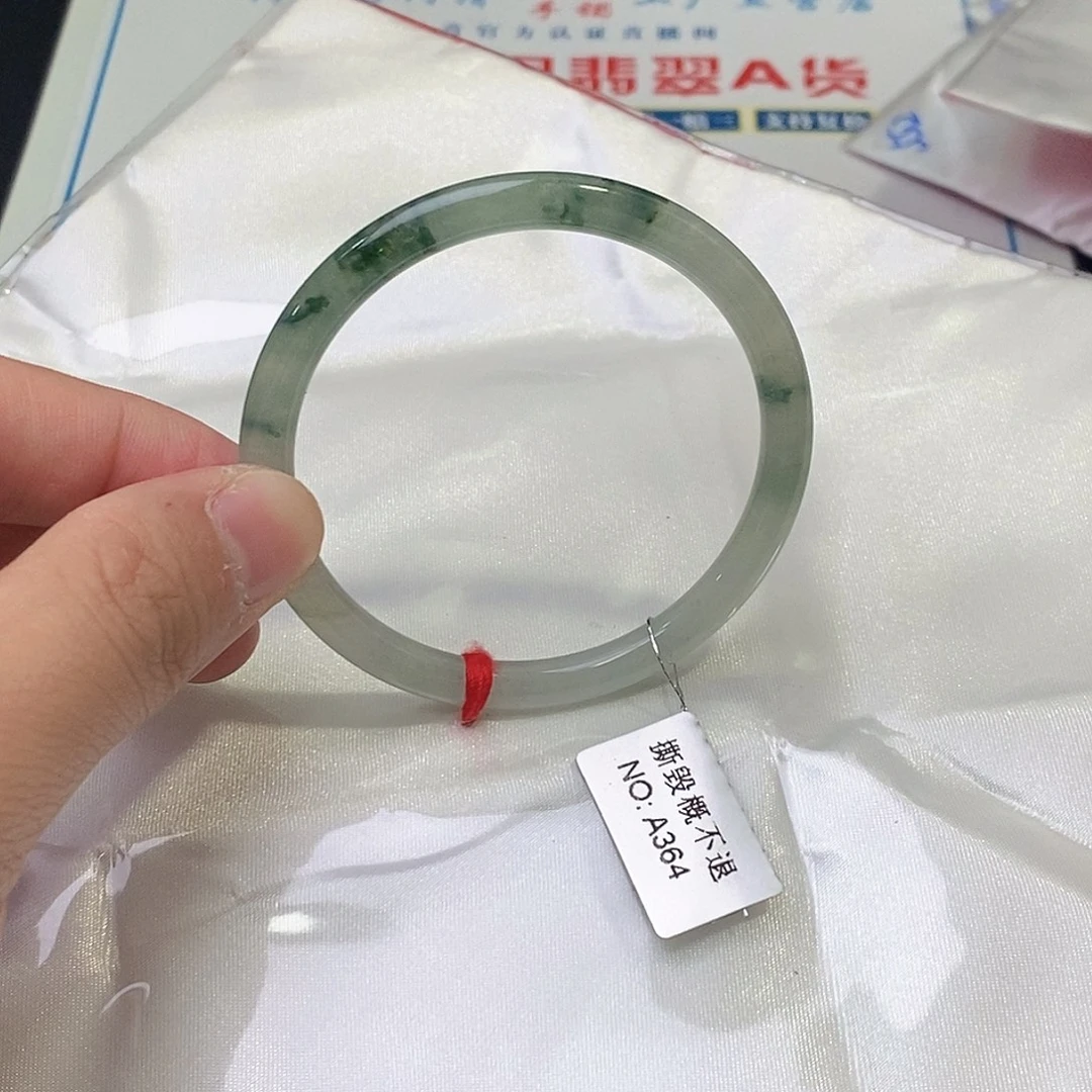 王****翡翠未镶嵌手镯（圆镯）