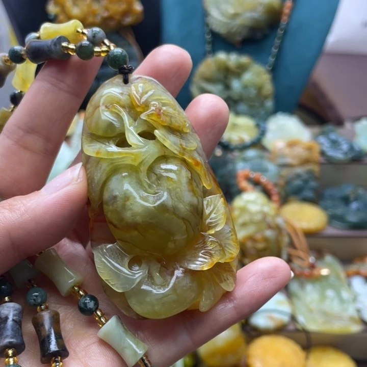 蛇纹石玉未镶嵌颈饰