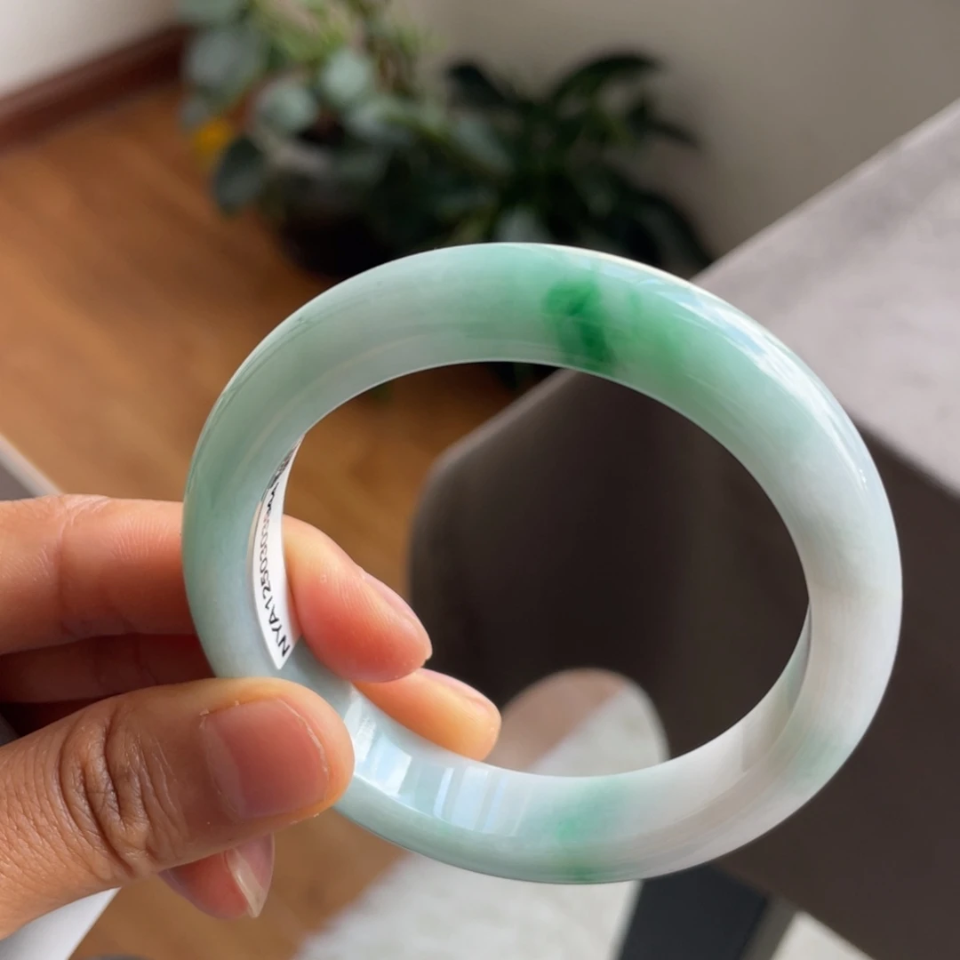 翡翠手镯未镶嵌白底青