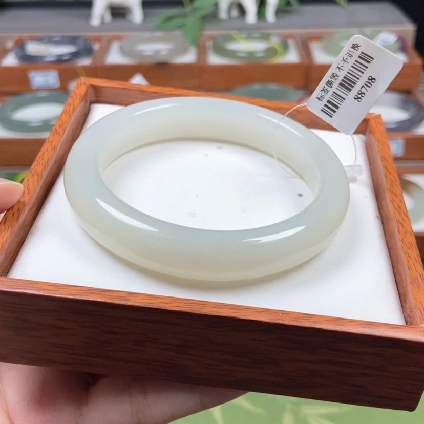 【闪购商品】和田玉手镯未镶嵌9。 58.5