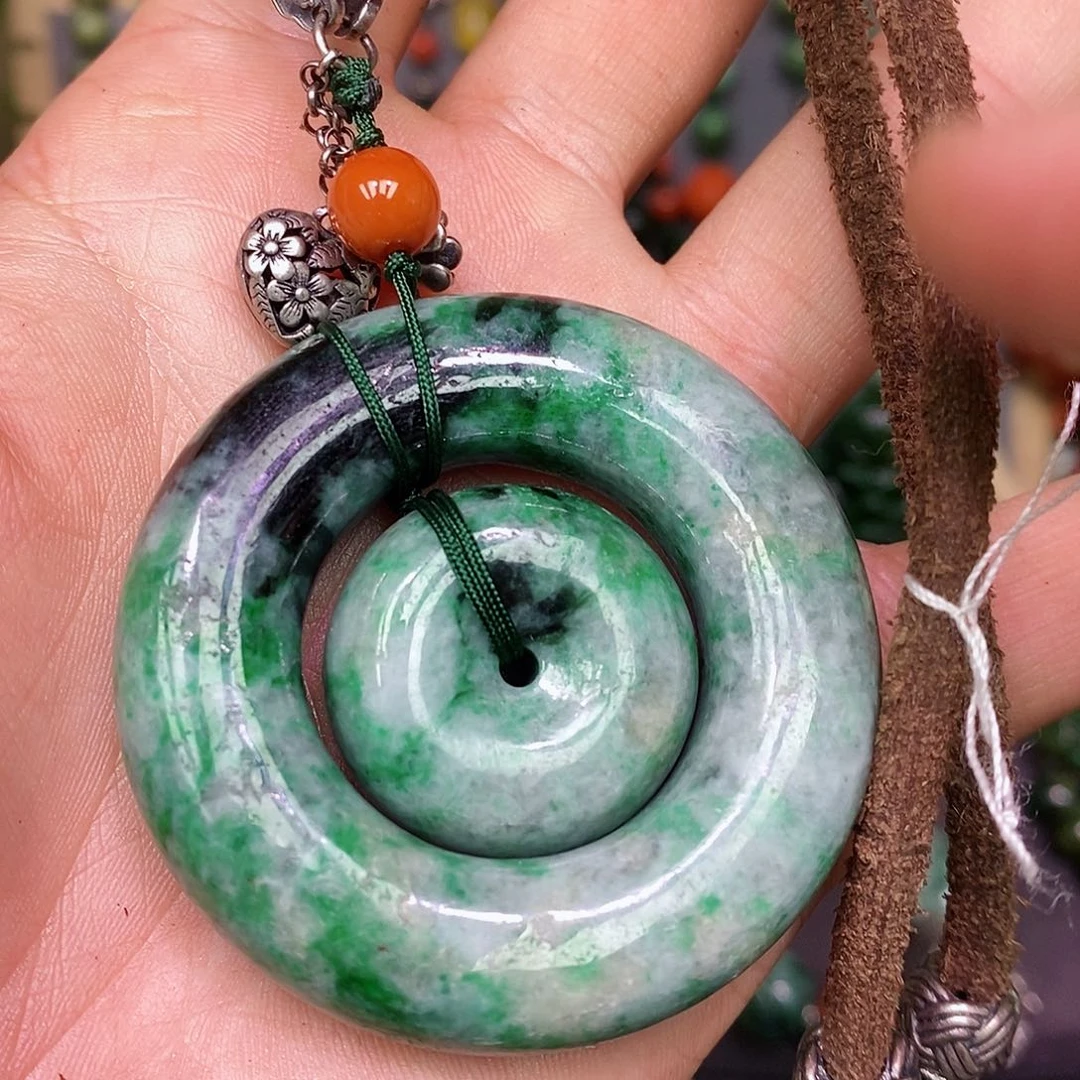 翡翠颈饰未镶嵌漂亮美眉