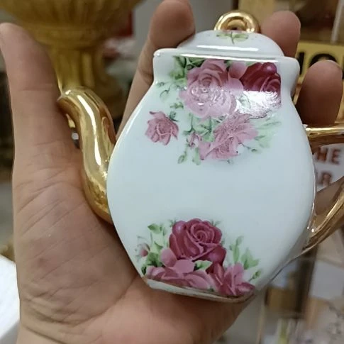 壶瑕。。。。，，，，，，，，，，，，，