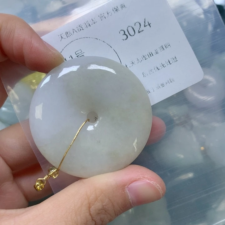 翡翠挂件未镶嵌翡翠