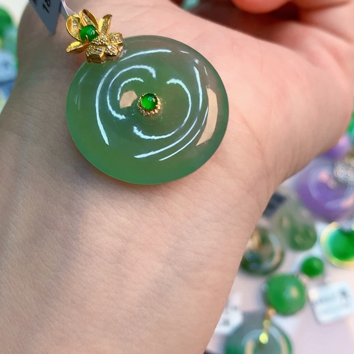 翡翠18K金镶嵌颈饰葱**菜天然翡翠