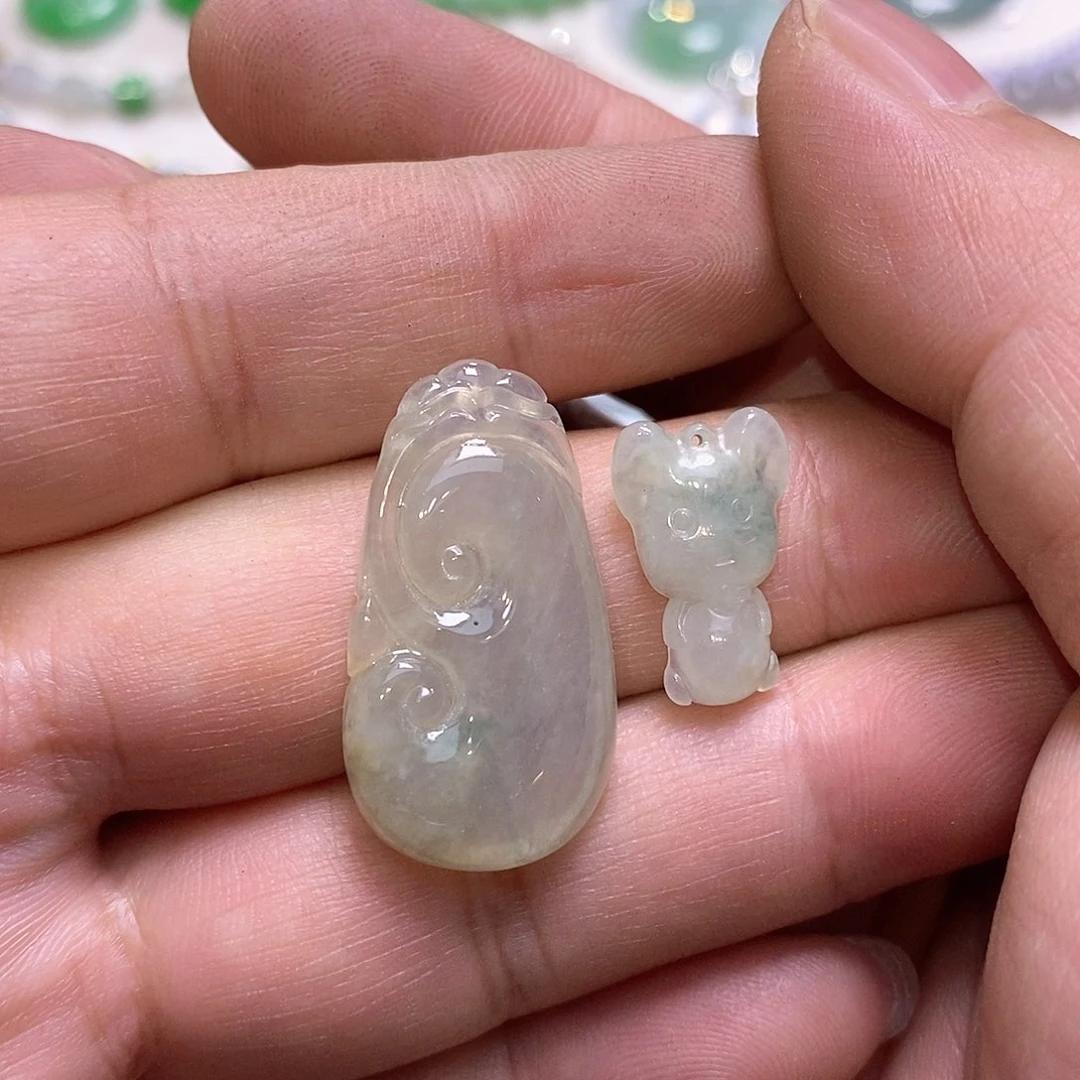 翡翠未镶嵌颈饰如意猫