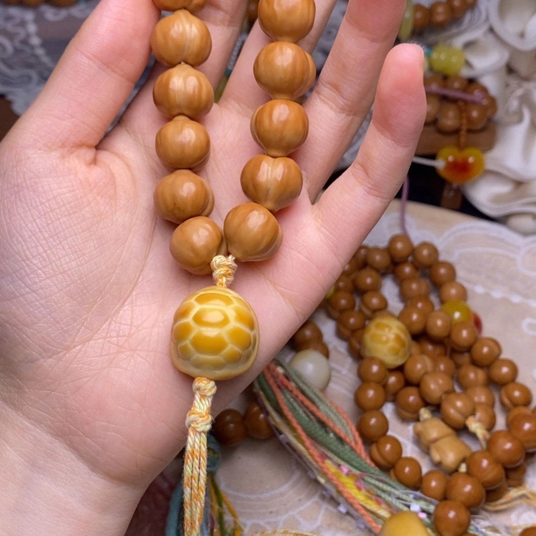 吊坠猴头核桃富甲手持