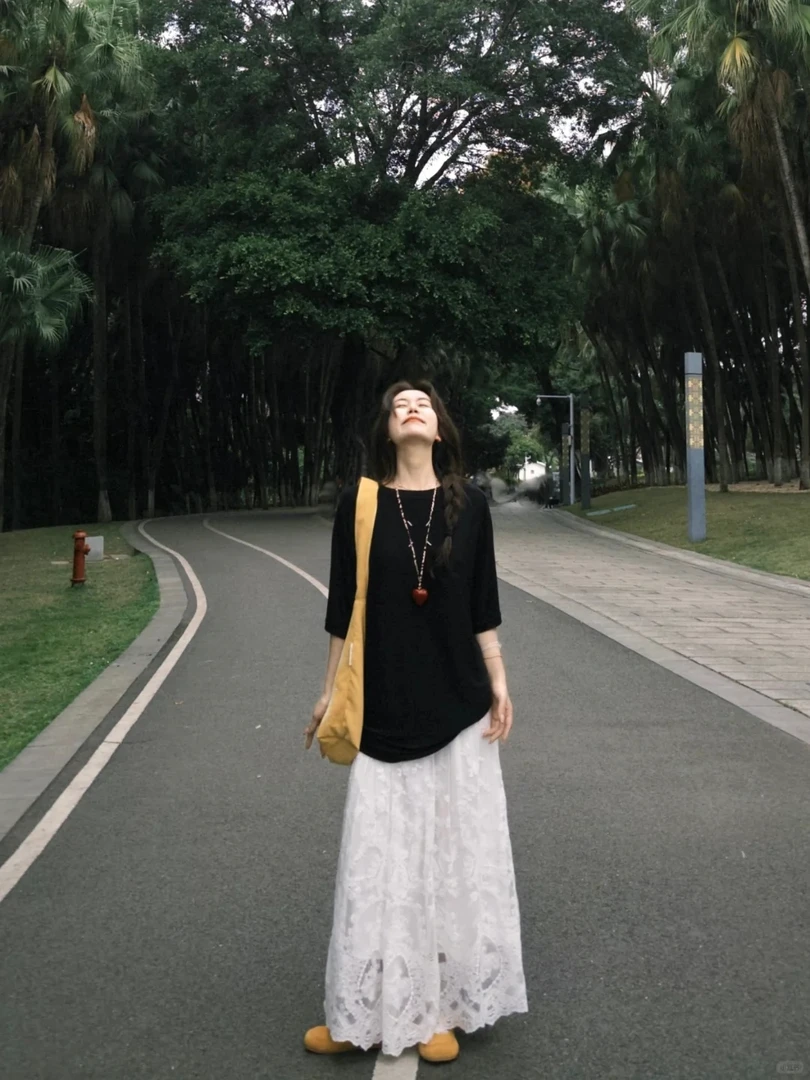 春夏温柔风搭配一整套装女韩系宽松黑色T恤白色蕾丝半身裙两件套