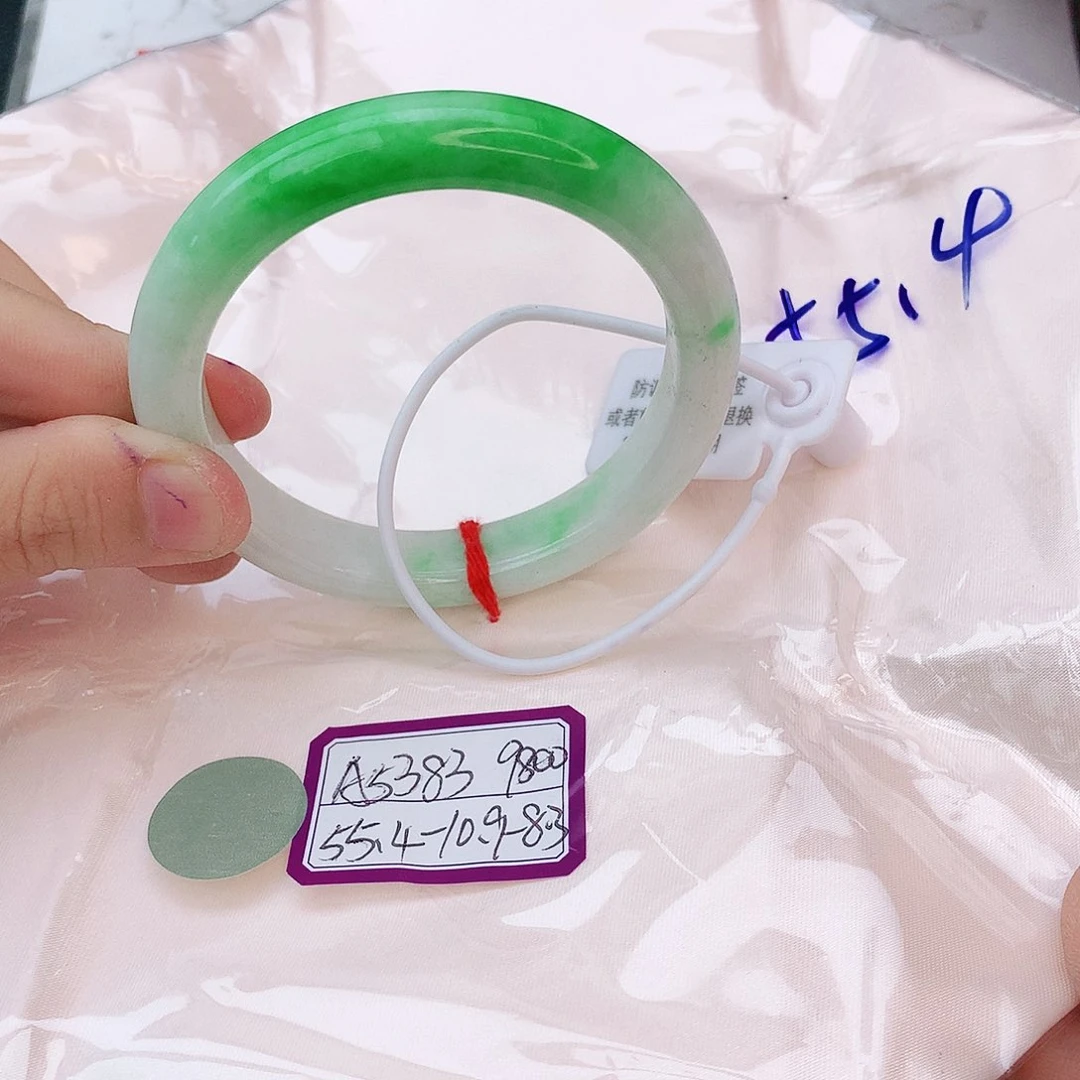 翡翠手镯未镶嵌翡翠