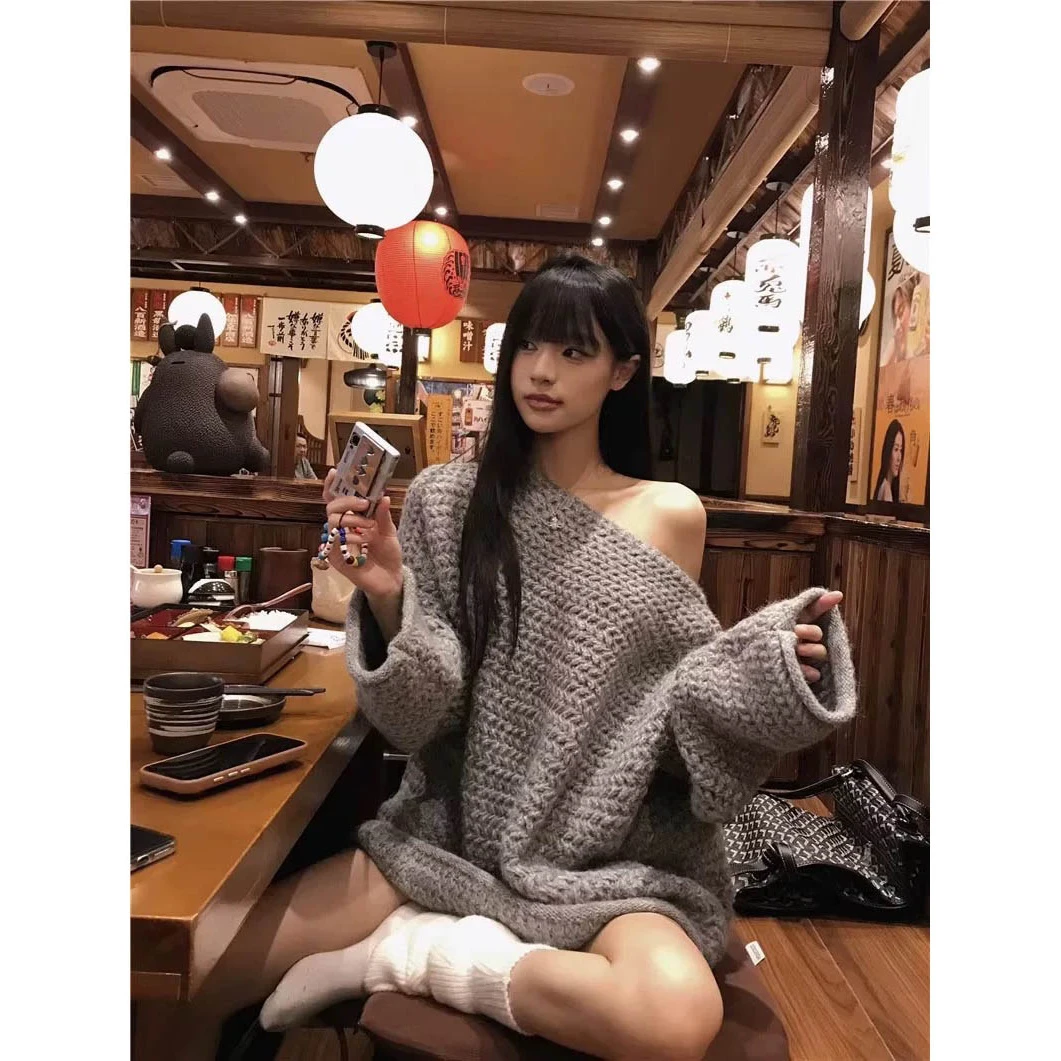 【设计感斜领露肩毛衣】2025秋冬新款宽松慵懒风针织一字肩针织上衣