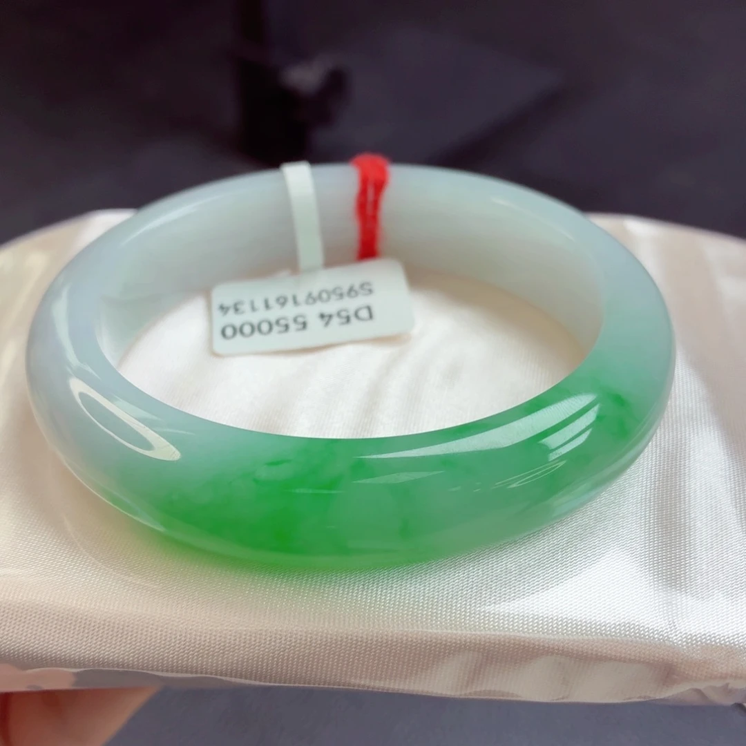 翡翠未镶嵌手镯（贵妃镯）48号细糯底飘阳绿99（需要包容）