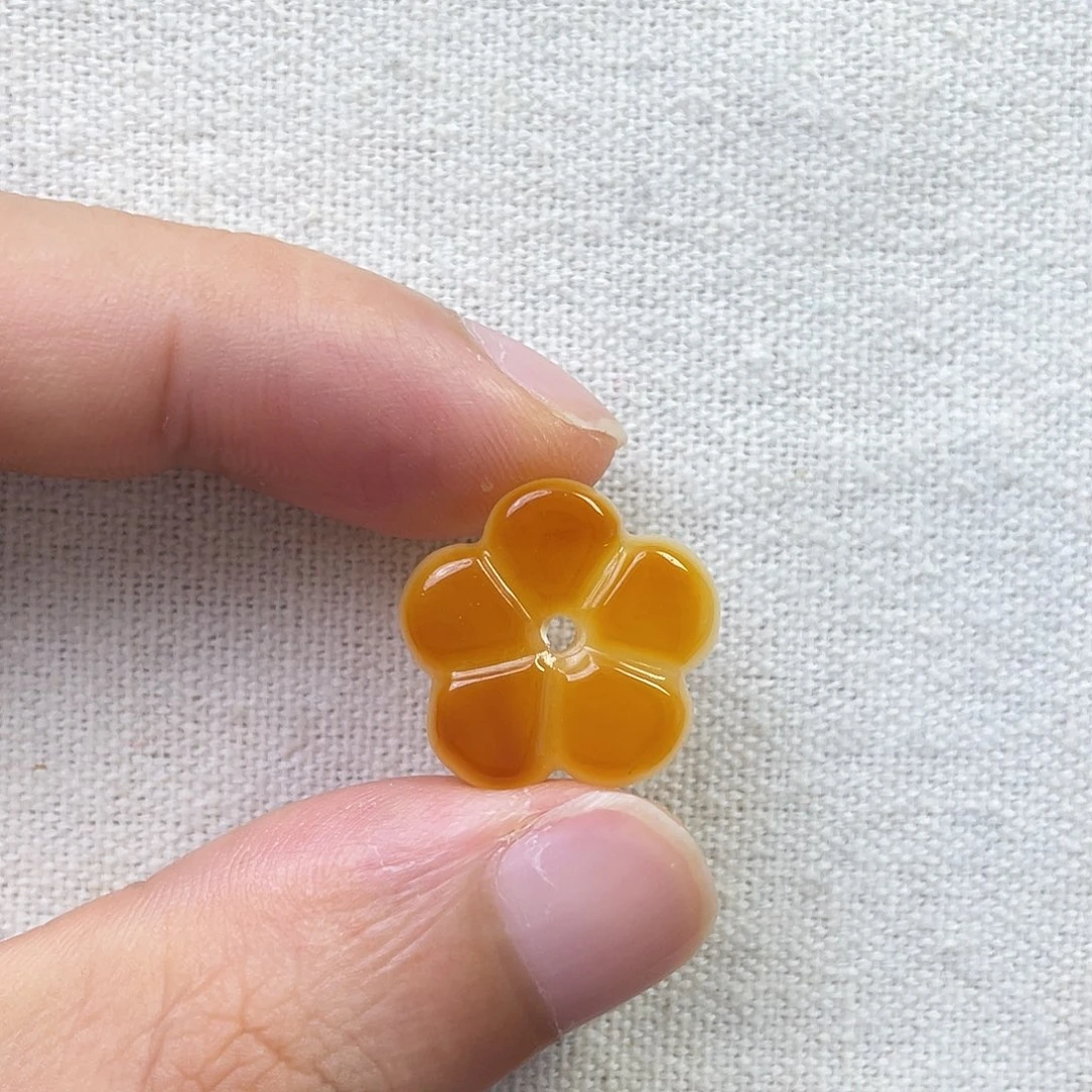 裸石琥珀未镶嵌花花