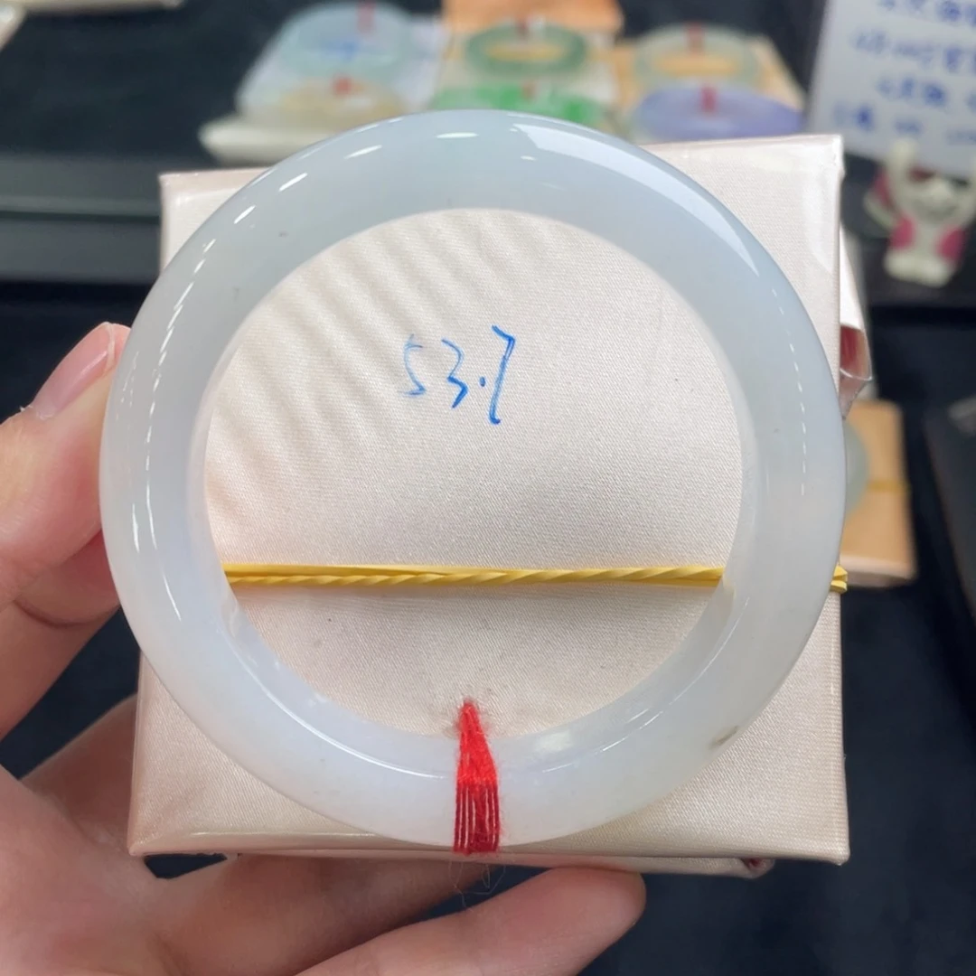 翡翠手镯未镶嵌翡翠手镯