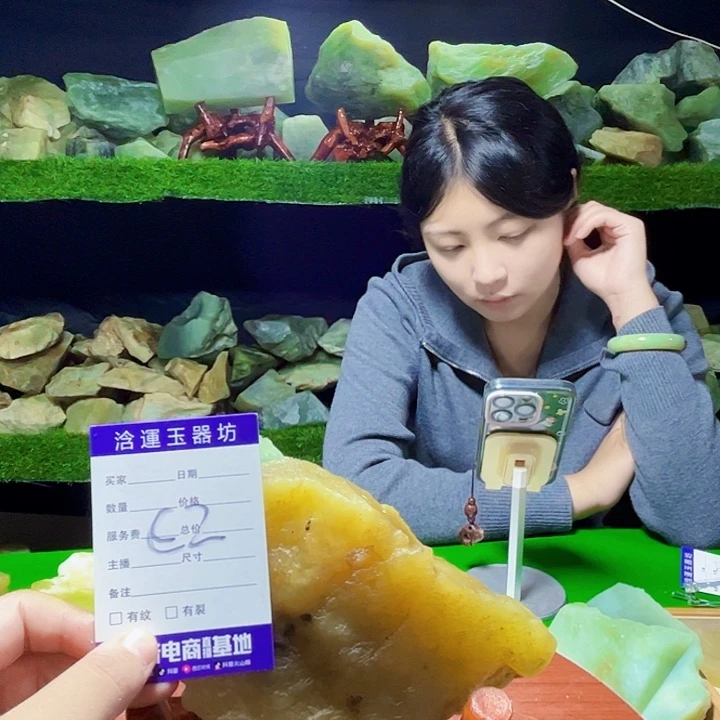 豫***家未镶嵌蛇纹石玉纯天然岫玉摆石摆件
