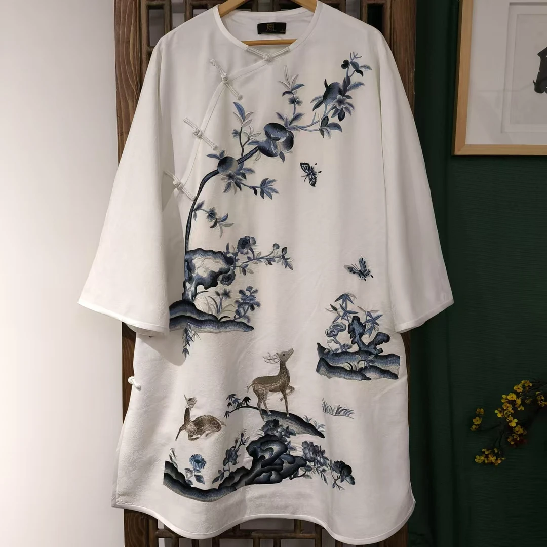 凤徕兮私人定制白底蓝色刺绣花与鹿斜襟盘扣太太服（LS518-2）白边