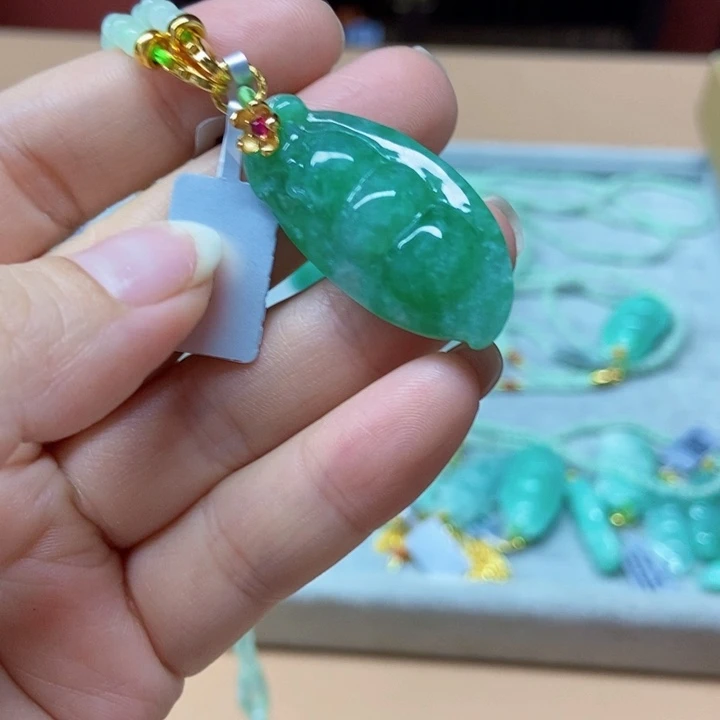 翡翠未镶嵌颈饰吊坠