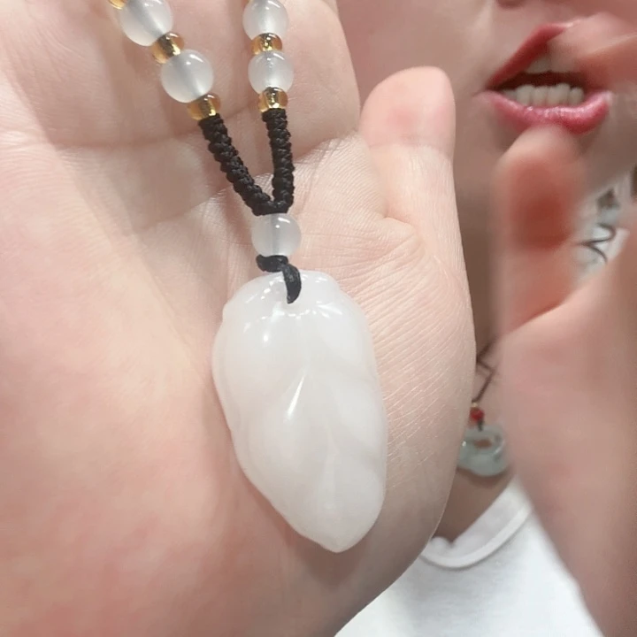 石英质玉未镶嵌颈饰叶子