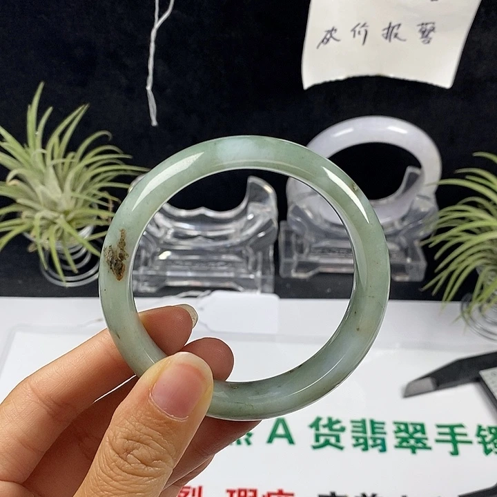 翡翠未镶嵌手镯31号。 56圈