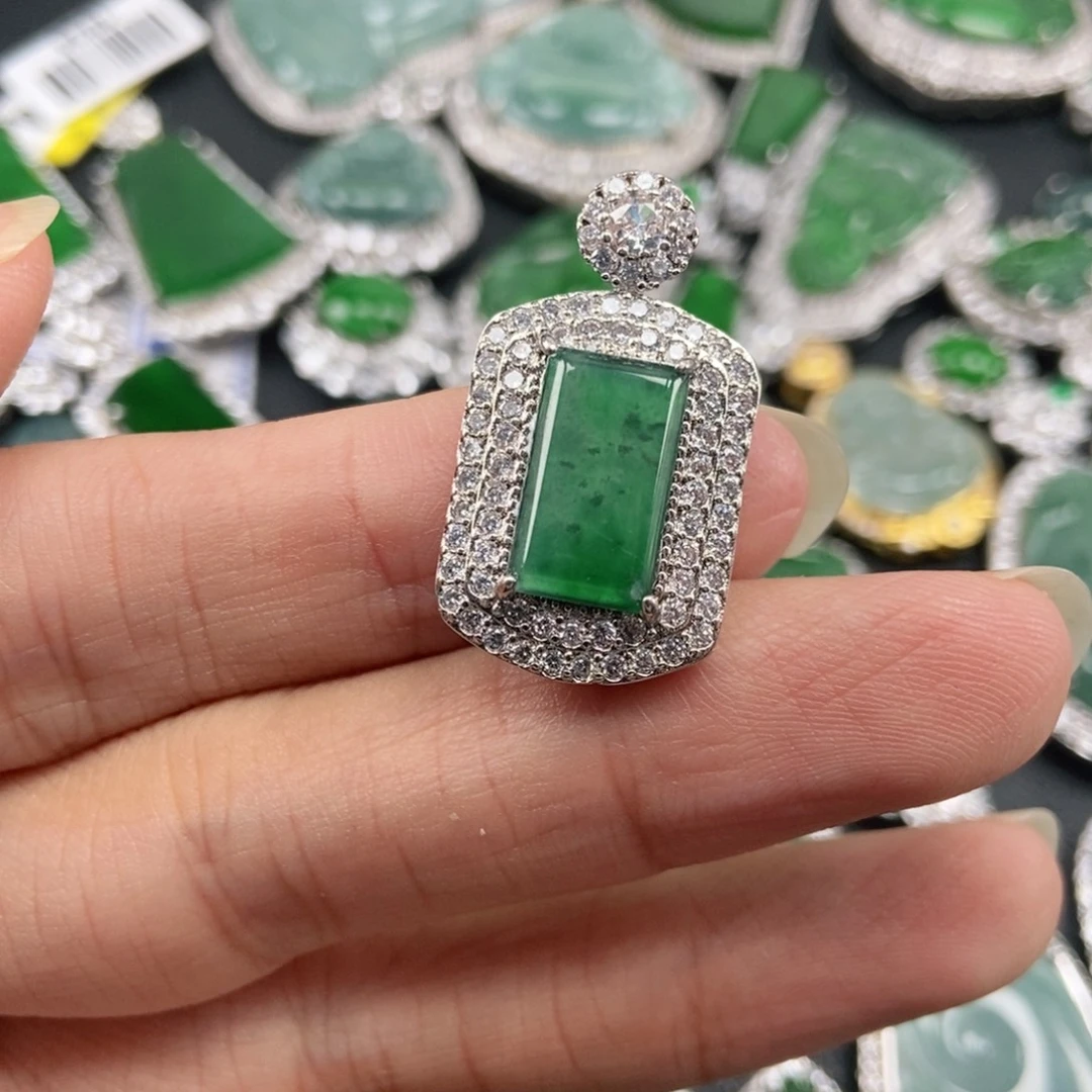 翡翠未镶嵌吊坠(赠链)