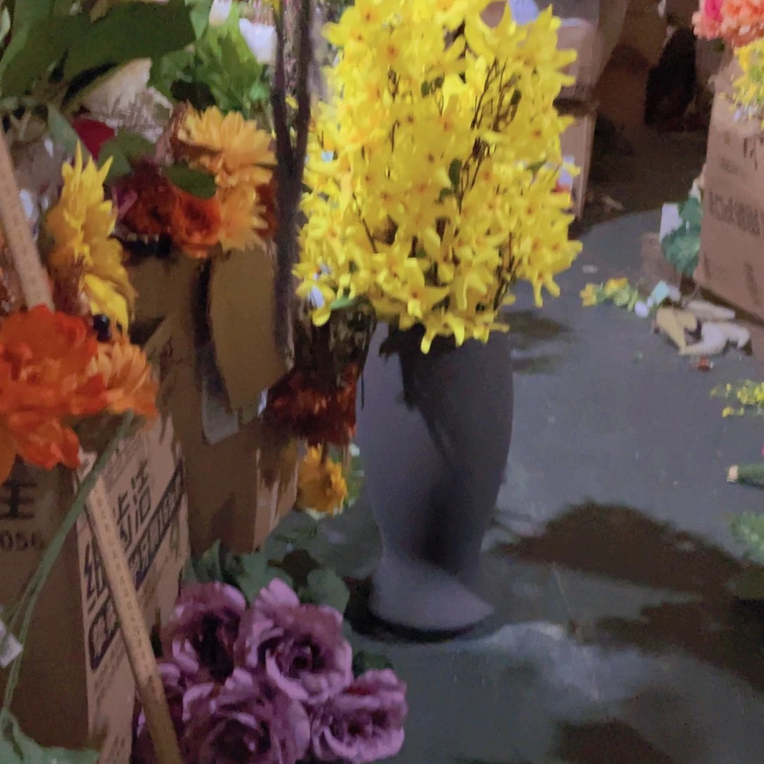 陶瓷花瓶，仿真绿植。