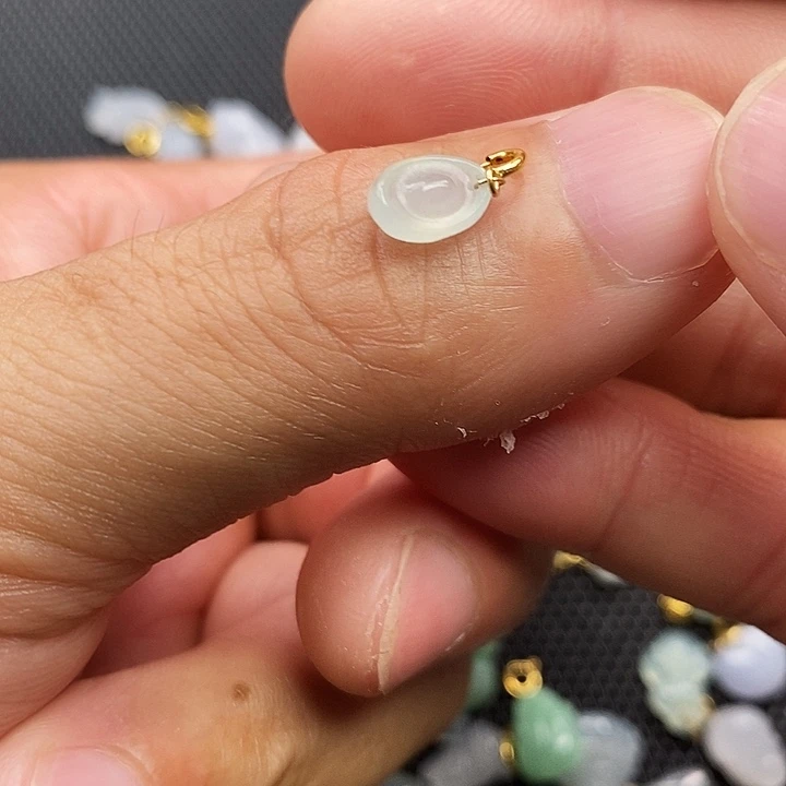 颈饰18K金镶嵌翡翠