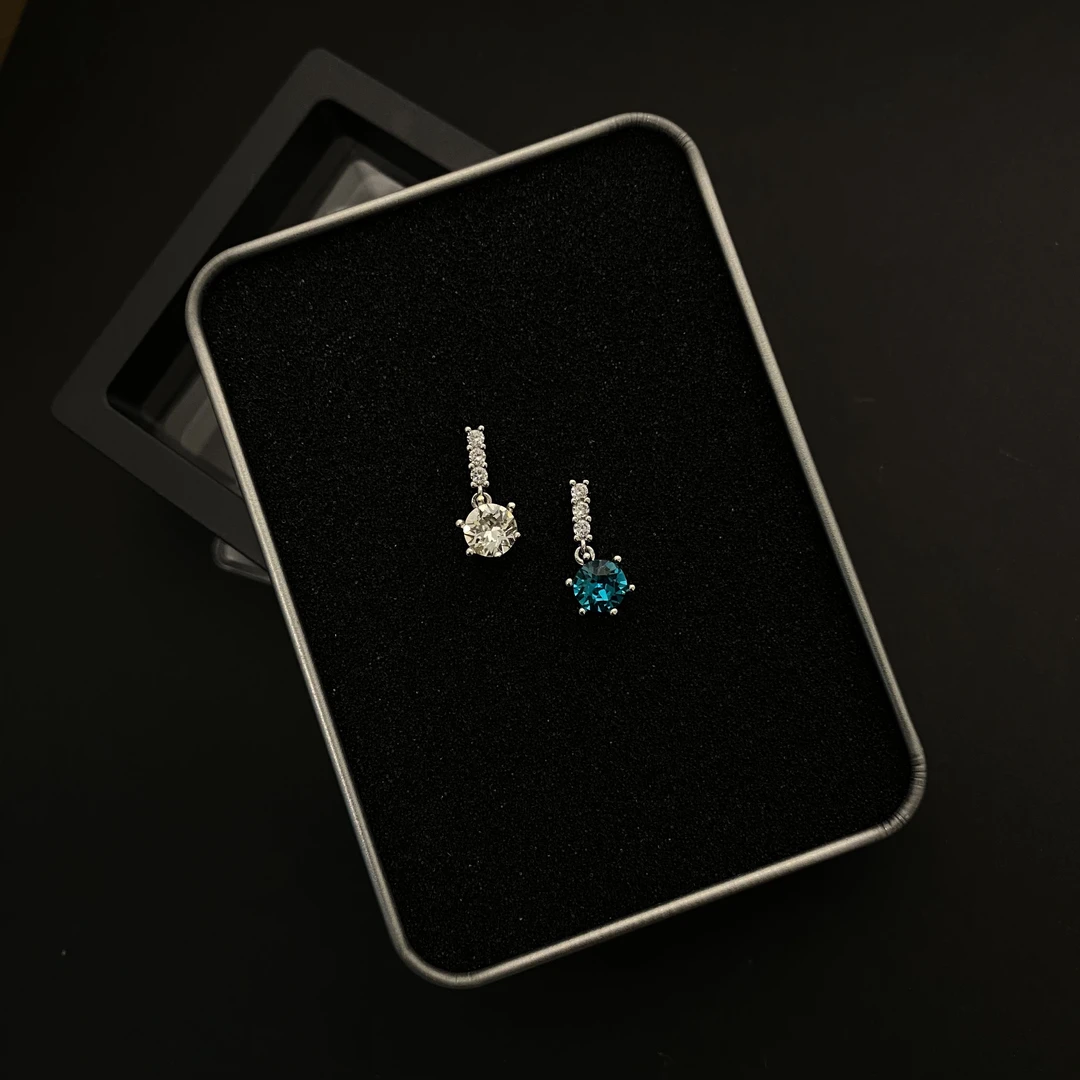 合金耳饰 华子款式 一字挂坠镶华子6mm耳钉 S925纯银针直针爆闪