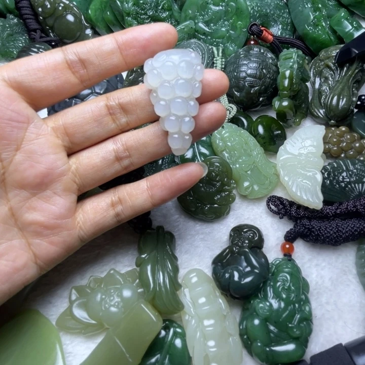 早***活和田玉未镶嵌颈饰