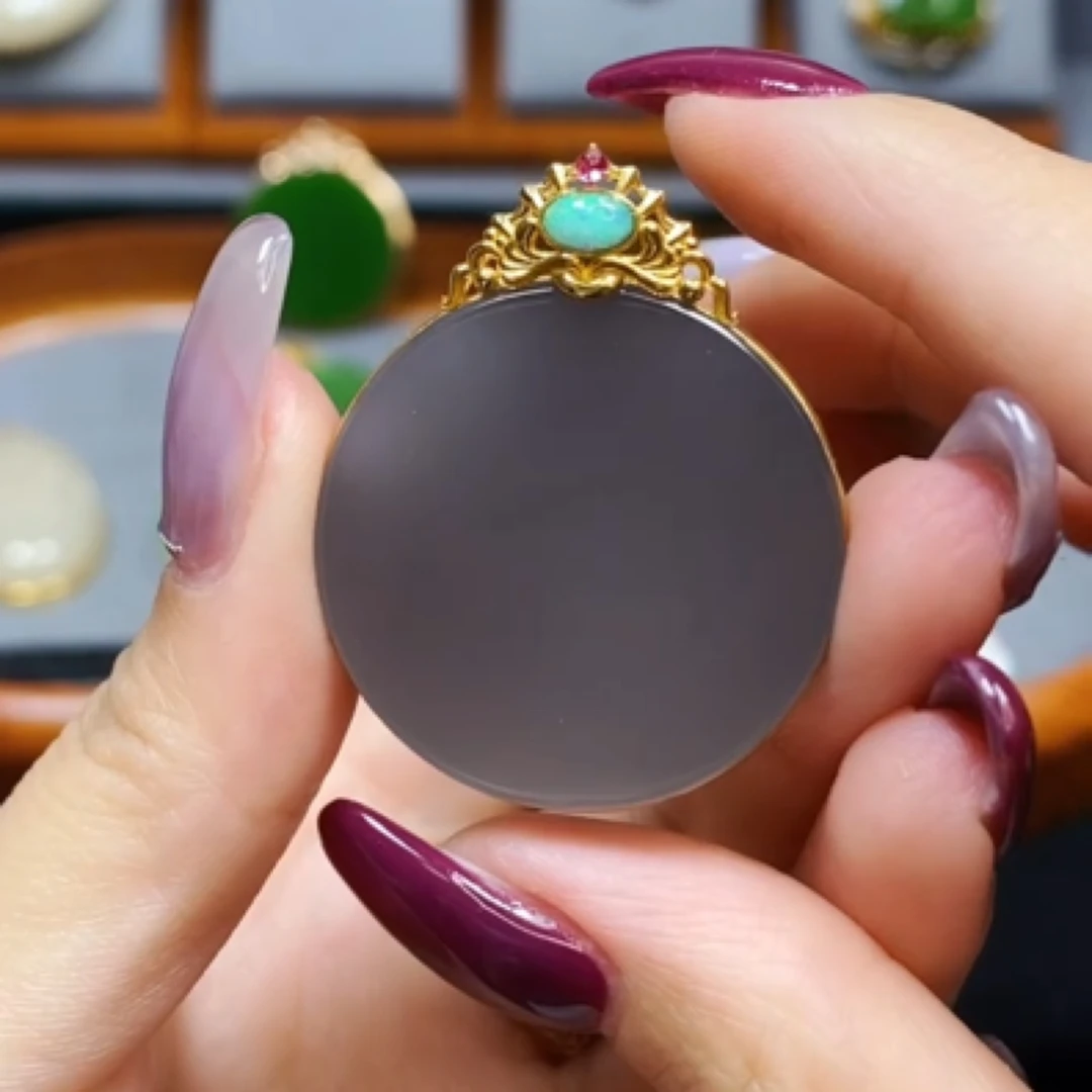 18k金和田玉冰烟紫圆牌吊坠颈饰紫色精美