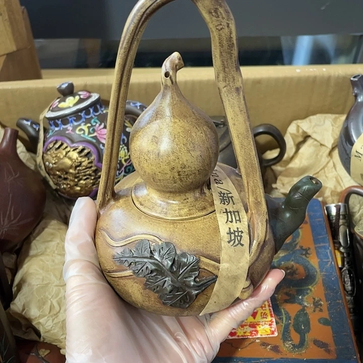 紫砂茶壶原矿泥料，纯手工制作的一把紫砂壶。