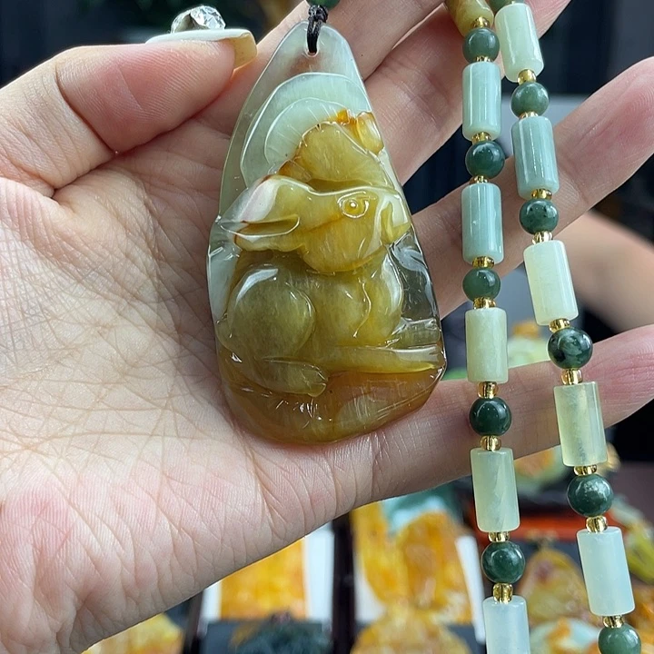 蛇纹石玉未镶嵌颈饰