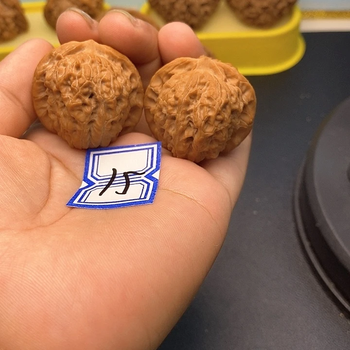 文玩核桃把件35血麒麟