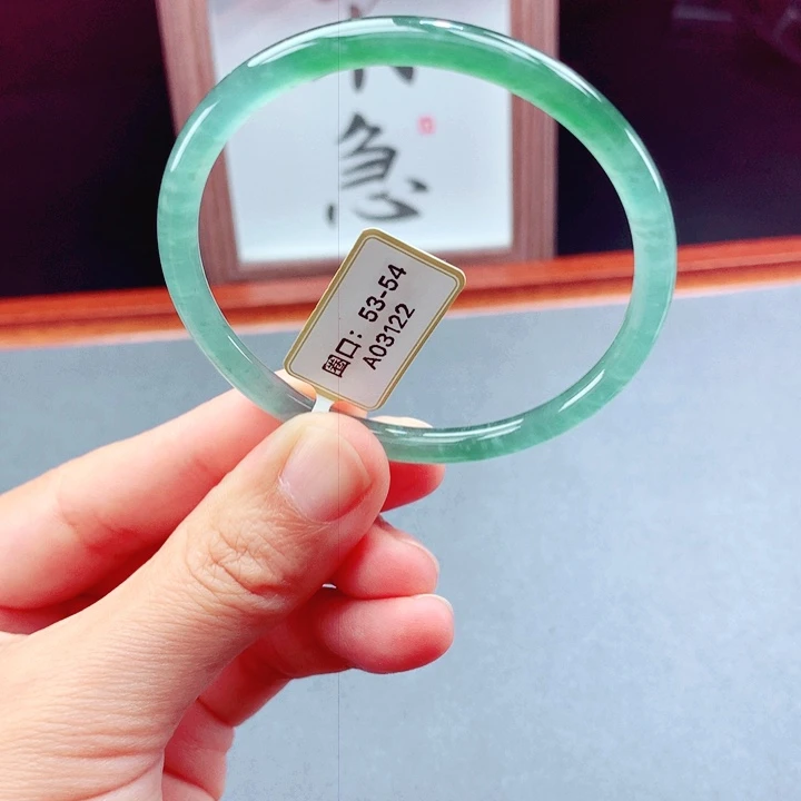 未镶嵌手镯翡翠圆镯