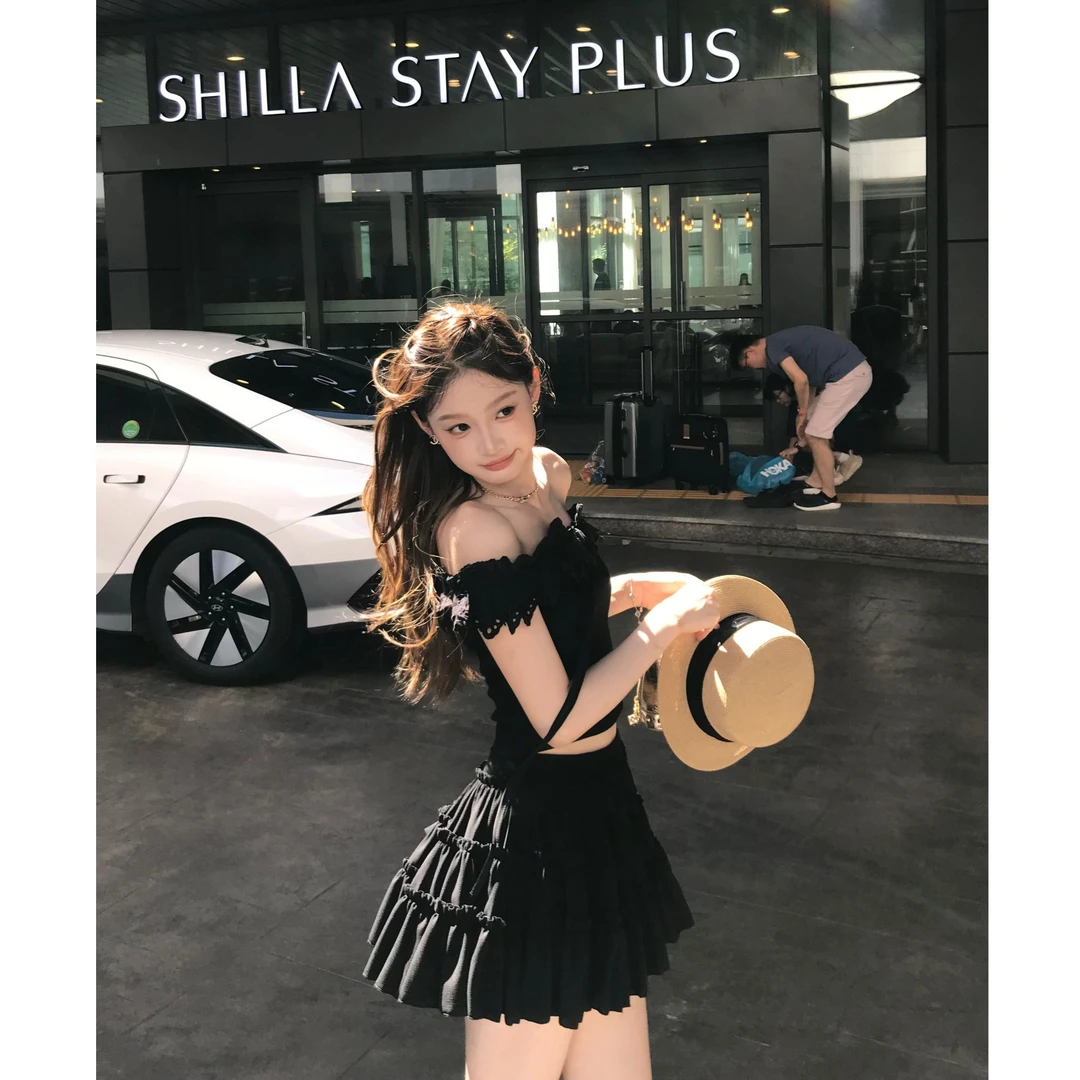 【香肩捕手】韩系甜美少女2025夏季性感露肩花边拼接上衣配短裙套装