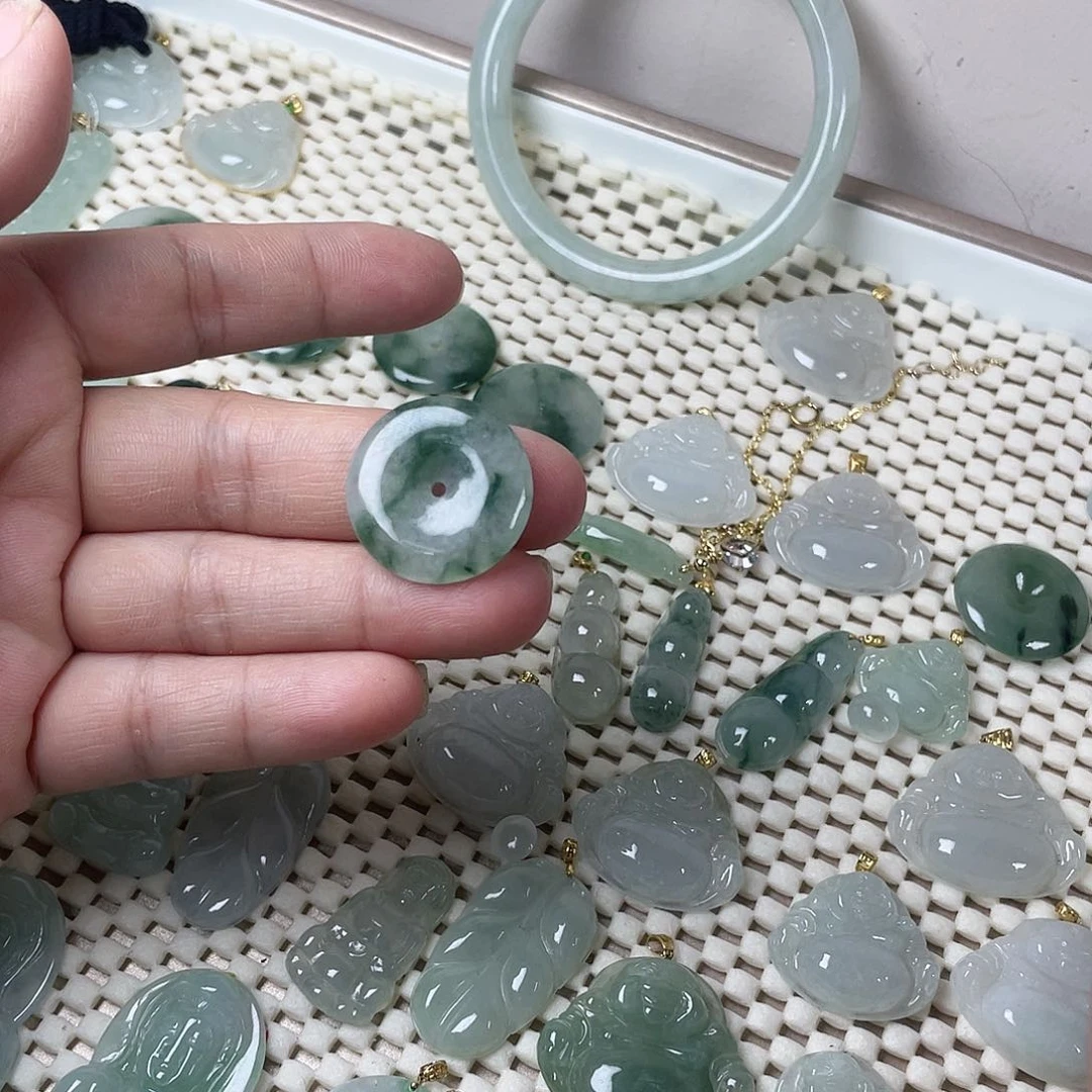 翡翠颈饰未镶嵌平安扣