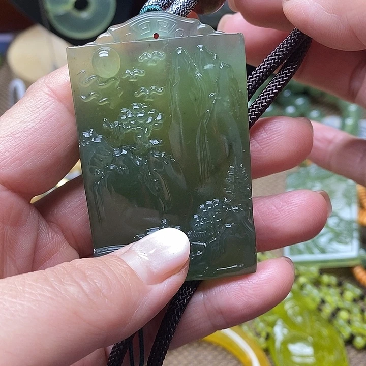盛***年蛇纹石玉未镶嵌颈饰